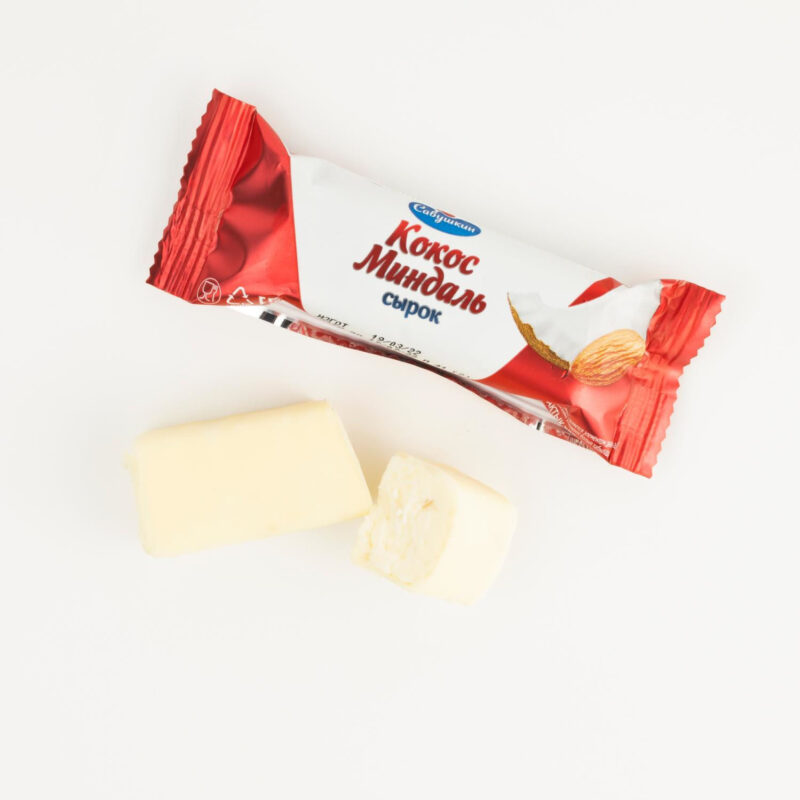 Batonaș cu brânzică de cocos și migdale